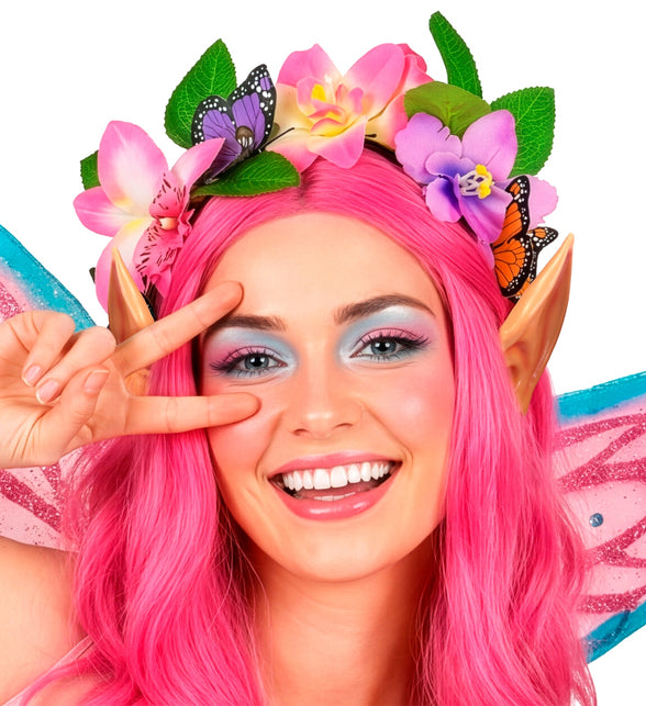 Close-up bloemenkrans met paarse vlinder en gele bloemhartjes bij feeënlook