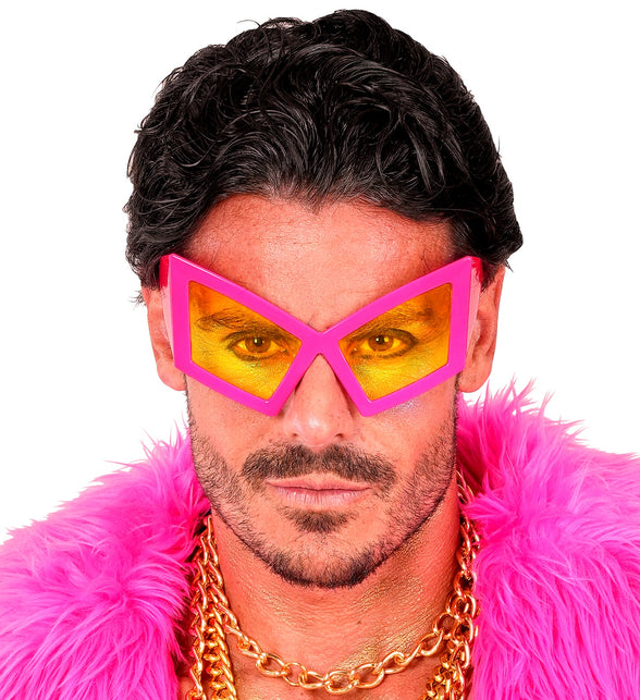 Close-up van de bril oversized neon roze bij een heer, hoekige glazen in oranjegeel