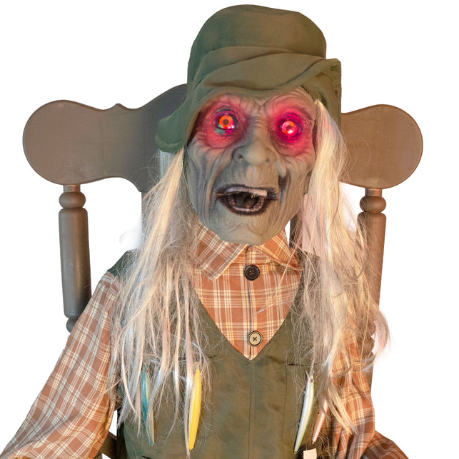 Close-up van het gezicht van Freddy animatronic met rode led-ogen en lang grijswit haar