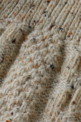 Close-up van de kabel- en noppensteken van de beige Tiroler kniekousen