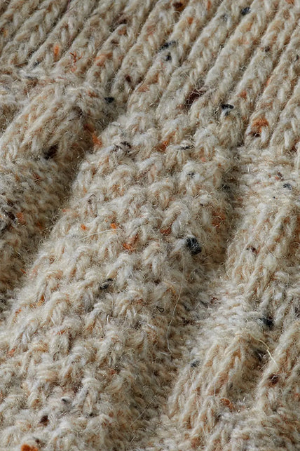 Close-up van de kabel- en noppensteken van de beige Tiroler kniekousen
