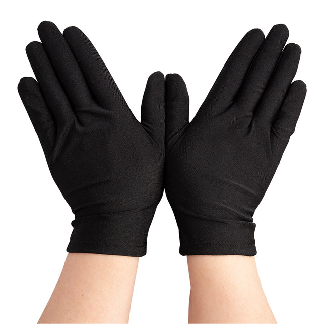 Close-up van de korte zwarte Lini handschoenen met omgeslagen boord en licht glanzend oppervlak bij de pols