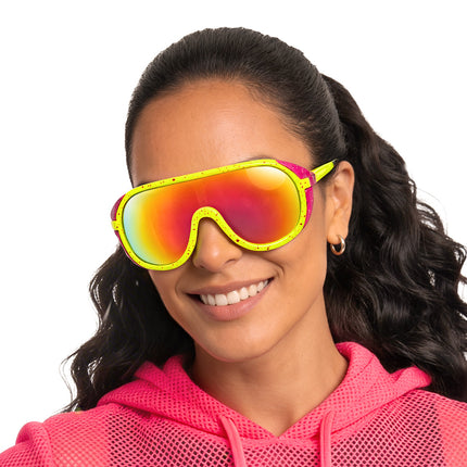 Close-up van de partybril Rave runner UV met spiegelglas in regenboogglans en roze zijkap naast het oor