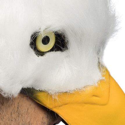 Close-up van het pluizige witte pluche en het gele oog van het adelaarsmasker