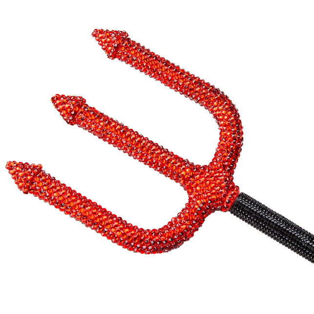Close-up van de rode facetsteentjes en de zwarte strass op de steel van de duivelsvork