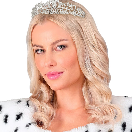 Close-up van de tiara strass voor dames met glanzende zilverkleurige krullen en steentjes