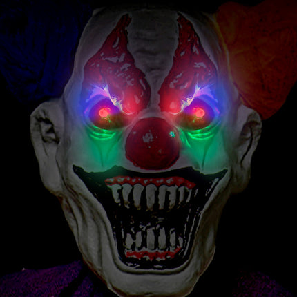 Clownmasker in close-up met knipperende ledogen in rood, groen en blauw in het donker