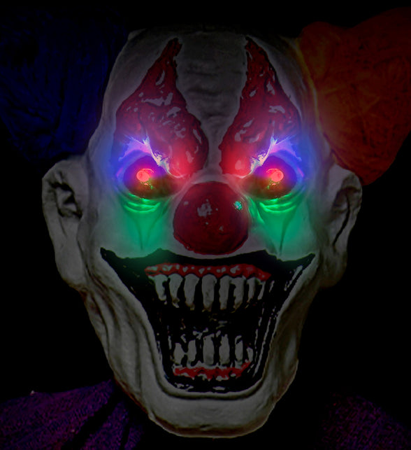 Clownmasker in close-up met knipperende ledogen in rood, groen en blauw in het donker