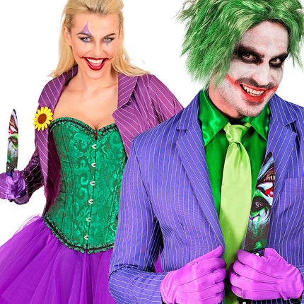 Clownmes met horrorgezicht in de hand bij een paars gestreept kostuum voor Halloween