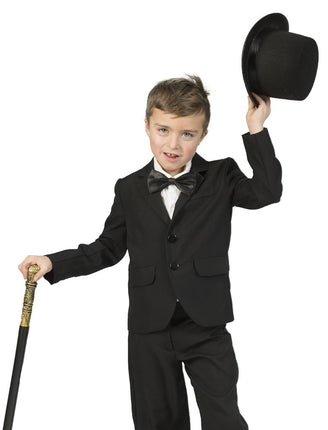 Colbert zwart kinderen met reverskraag en twee knopen, gedragen door een jongen die zijn hoed opheft