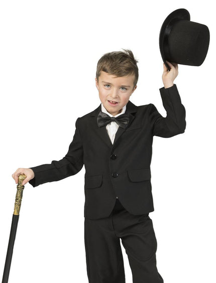Colbert zwart kinderen met reverskraag en twee knopen, gedragen door een jongen die zijn hoed opheft