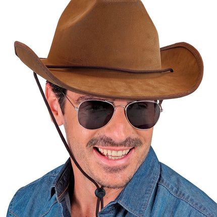 Cowboy hoed bruin op het hoofd van een man, stormkoord met stopper onder de kin