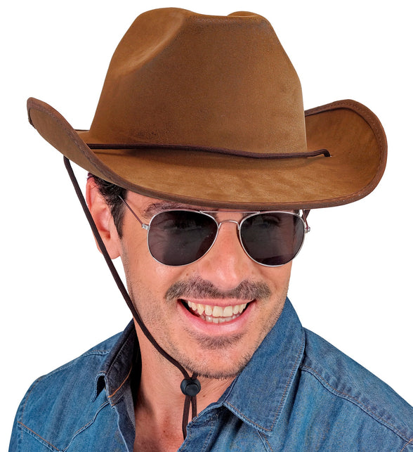 Cowboy hoed bruin op het hoofd van een man, stormkoord met stopper onder de kin