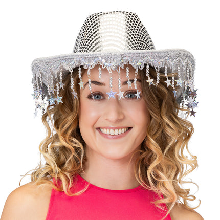 Cowboyhoed Sparkle zilver gedragen, met kralensnoeren en holografische sterren voor het voorhoofd