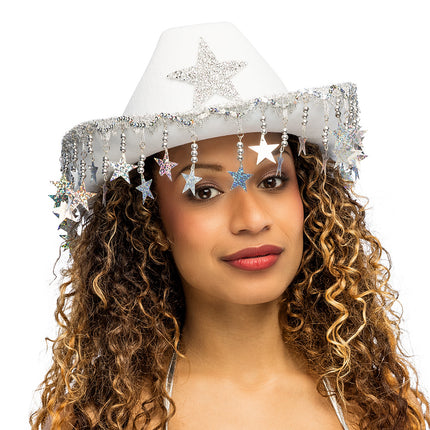 Cowboyhoed Stargazing wit gedragen door een vrouw, met zilveren sterretjes die tot rond de ogen hangen