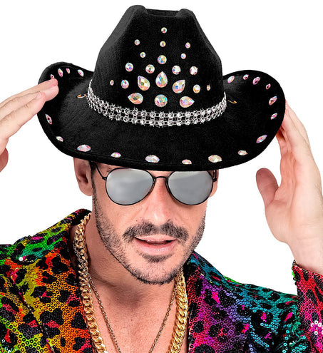 Cowboyhoed zwart met diamanten Sem bij een heer met spiegelbril, vooraanzicht van de stenen