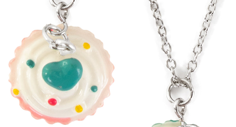 Cupcake ketting in roze en mintgroen met crèmewit glazuur en gekleurd hartje aan zilverkleurige schakelketting