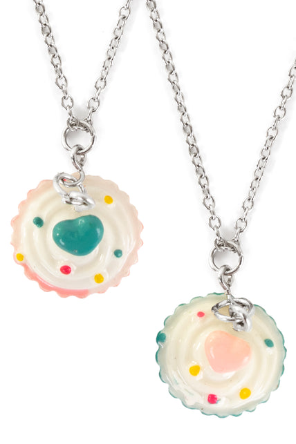 Cupcake ketting in roze en mintgroen met crèmewit glazuur en gekleurd hartje aan zilverkleurige schakelketting