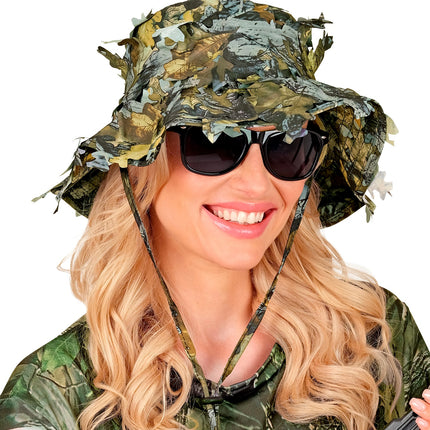 Dame met boonie hoed camouflage en zonnebril, bladeren over de brede rand