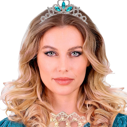 Dame met tiara strass met blauw edelstenen in het haar bij een themafeest rond koningen en adel