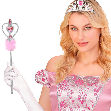 Dame met witte handschoen houdt toverstaf prinsessen met marabou omhoog bij roze satijnen jurk