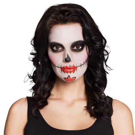 Day of the dead schmink met zwarte oogpartij, rode lippen en stiksellijntjes langs de mond