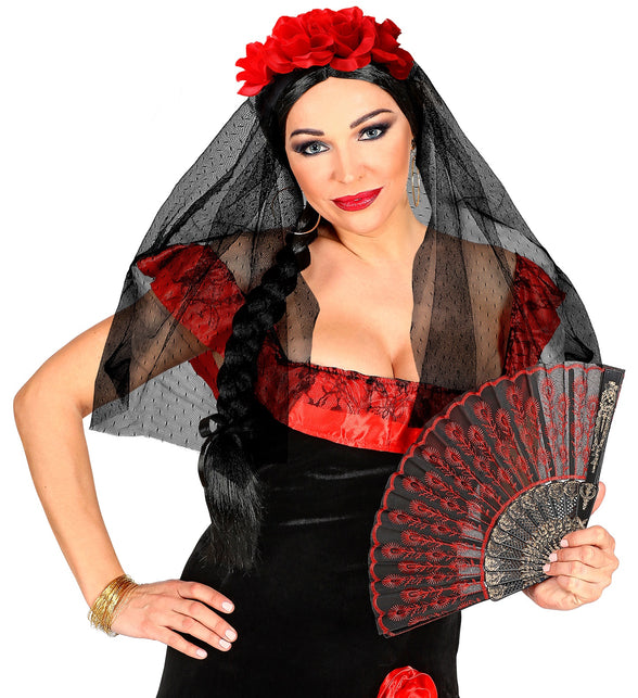 Day of the dead sluier gedragen over zwart haar, rode rozen boven de zwarte tule