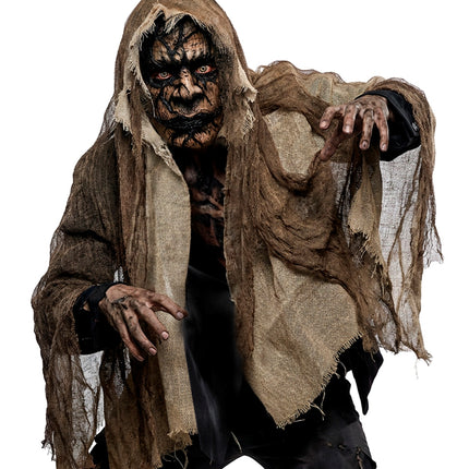 Demonenmasker met cape gedragen door model, grimmige Halloweenlook met donkere kleding