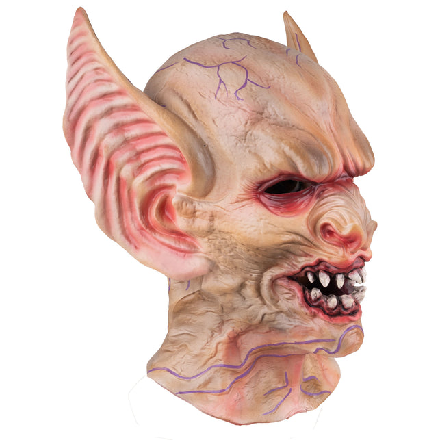 Demonenmasker schuin van voren, roze schaduwen rond oog en grommende tandenrij