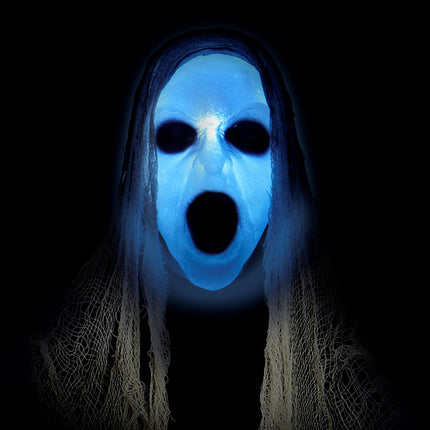 Detail van het blauw oplichtende spookgezicht met holle ogen en open mond voor Halloween