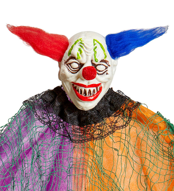 Detail van het clownmasker: bleekwit gezicht, rode neus, brede grijns met puntige tanden en zwarte netkraag
