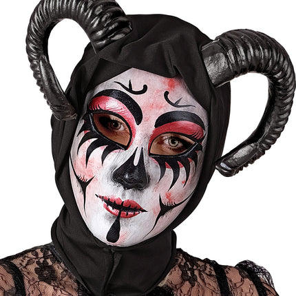 Detail van het duivel theatermasker Evi: zwarte druppel onder de rode lippen en geribbelde hoorns