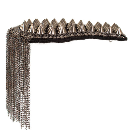 Detail van epaulet met rij grijze spikes en lange afhangende kettinkjes langs de rand