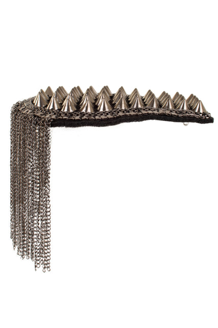 Detail van epaulet met rij grijze spikes en lange afhangende kettinkjes langs de rand