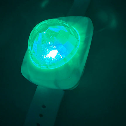Detail van de facetgeslepen koepel van de armband met rgb licht in groen en turquoise