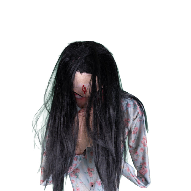 Detail van Halloween animatronic Beatrice: bleek gezicht met rode wond op het voorhoofd