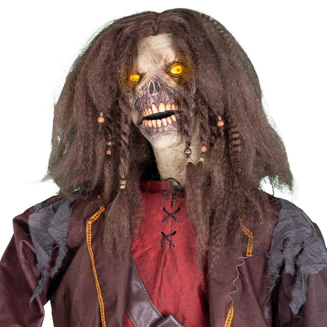 Detail van het halloweenmasker met oranje oplichtende ogen, tandenrij en dreadlocks met kralen