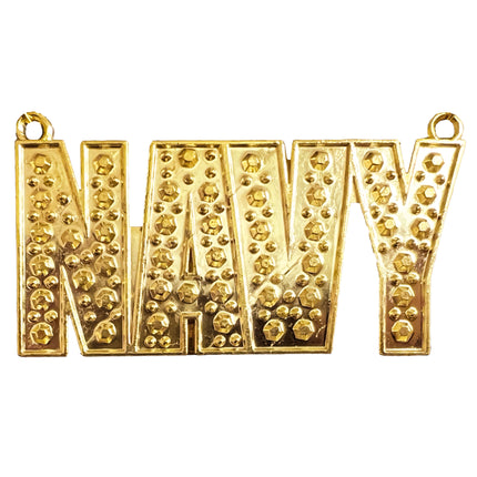 Detail van de NAVY-letterhanger met noppen in reliëf en oogjes aan beide zijden