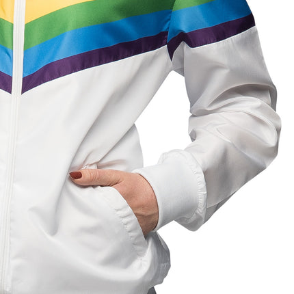 Detail van het regenboog trainingsjasje: witte steekzak, geribde boord en gekleurde strepen