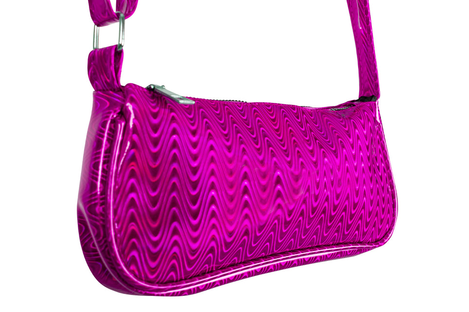 Detail van het roze schoudertasje: golvenpatroon, zilverkleurige rits en metalen schuifgesp