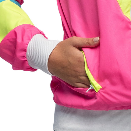 Detail van de schuine steekzak met neongele rits en witte geribde mouwboord van het neonroze trainingsjasje