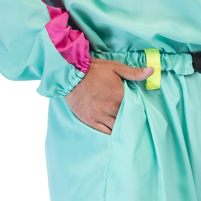 Detail van het skipak heren: schuine steekzak, elastische taille en gele riemlus in mintgroen polyester