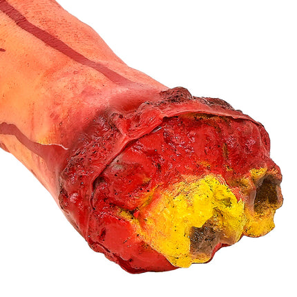 Detail van de snijkant: rood vlees met gele en bruine botdelen