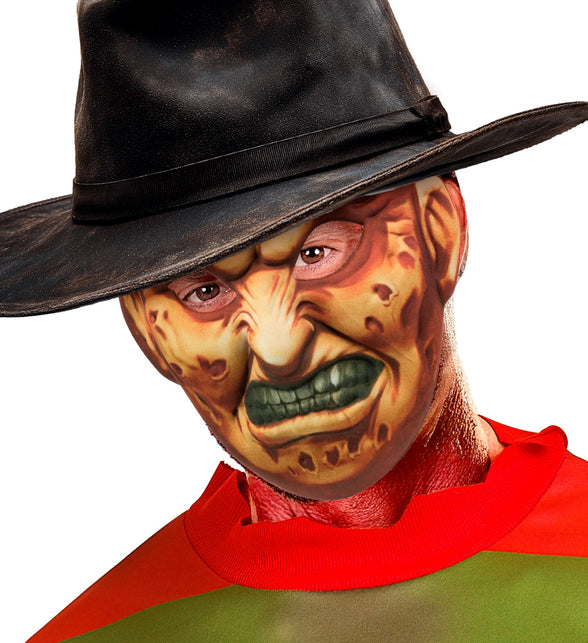 Detail van stoffen Freddy masker met brandplekken en diepe rimpels op het gezicht