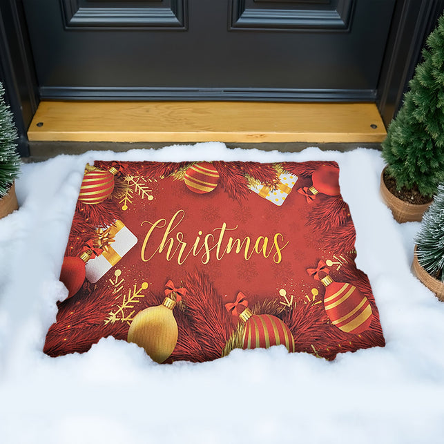 Deurmat 'Christmas' in rood met gouden letters en kerstballen, in de sneeuw voor de voordeur tijdens Kerst