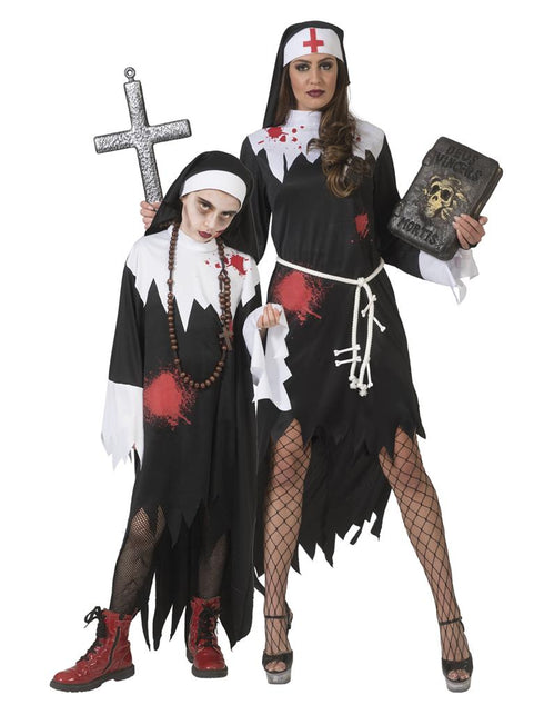 Devil Nun kinderkostuum naast een nonnenoutfit voor dames, ideaal als horrorduo op Halloween