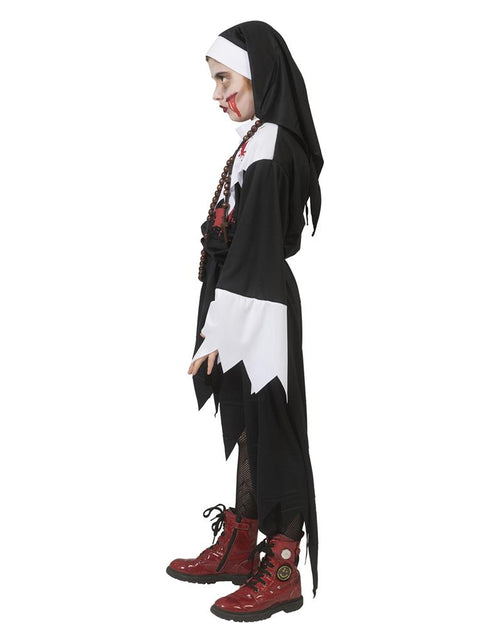 Devil Nun kostuum zijkant met zwarte kap over de schouders en gerafelde punten aan de rok