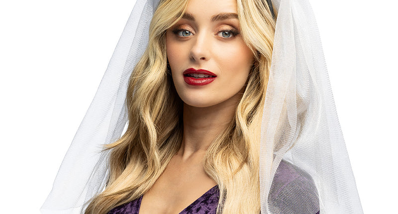 Diadeem Bleeding blossom met witte rozen, bloedspatten en spin, gedragen met sluier over lang blond haar voor Halloween