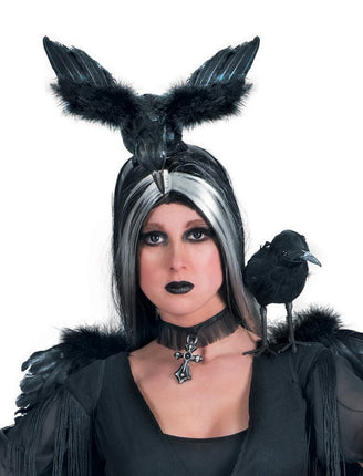 Diadeem met grote kraai in het zwart, gedragen boven een gothic Halloweenlook met donkere schmink