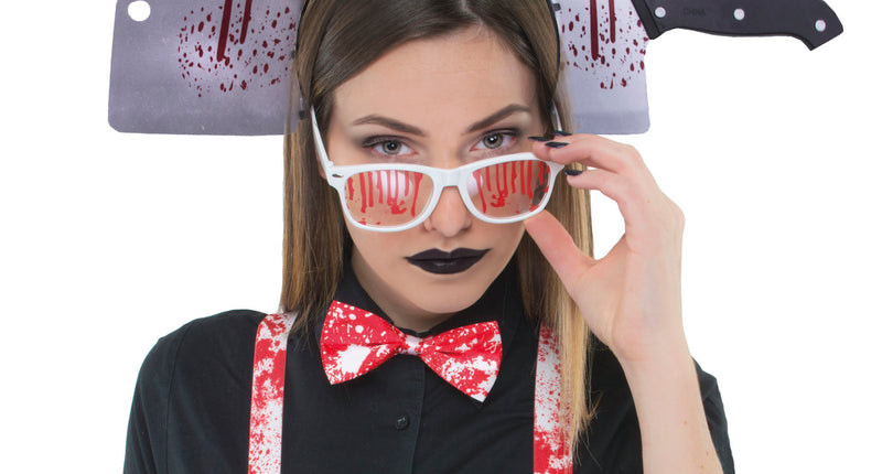 Diadeem nep bijl door hoofd gedragen door vrouw, zilvergrijs hakmes met bloedspatten voor Halloween